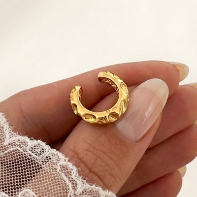 Ear cuff relieve 