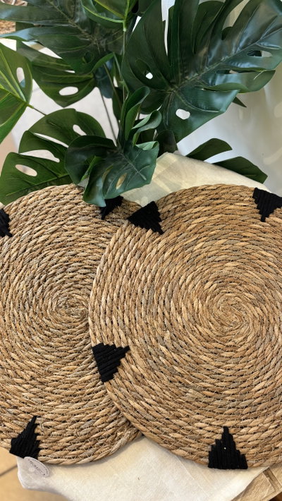 Individual de yute con detalles negros 