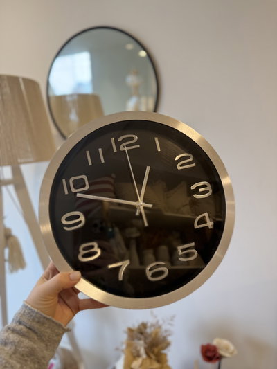 Reloj con marco plateado y fondo negro 