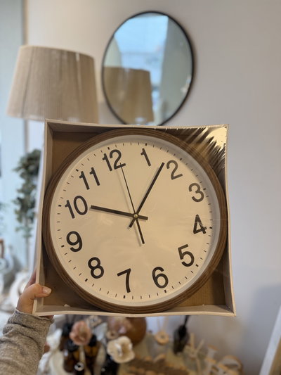 Reloj con marco de madera