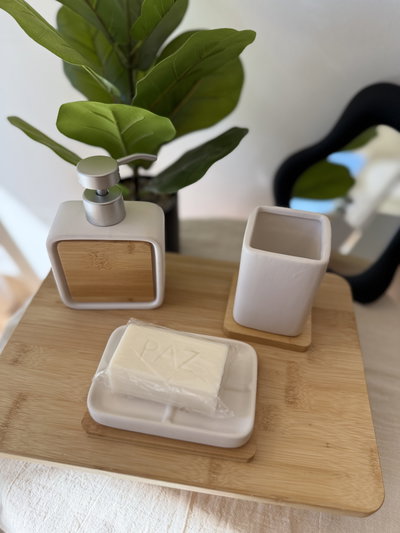 Set de cerámica blanco y bambú 