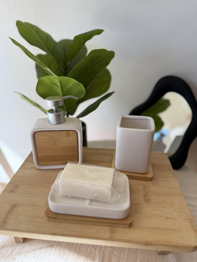 Set de cerámica blanco y bambú 