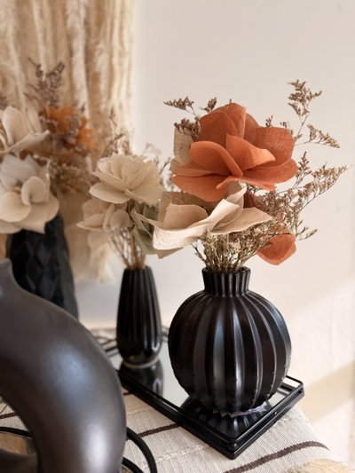 Florero ‘Esfera’ con líneas de cerámica 