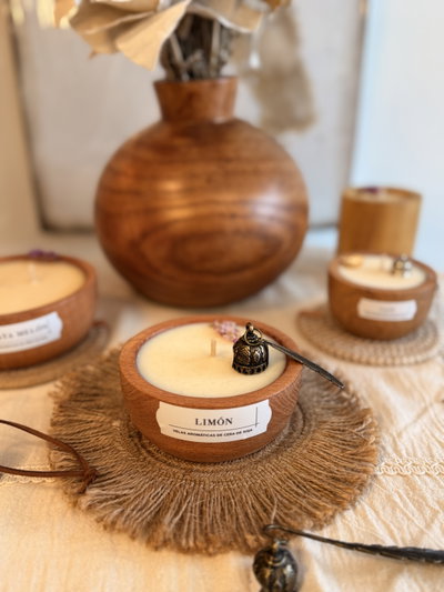 Vela de madera mediana 
