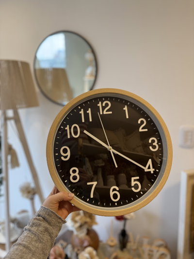 Reloj con marco de madera y fondo negro 