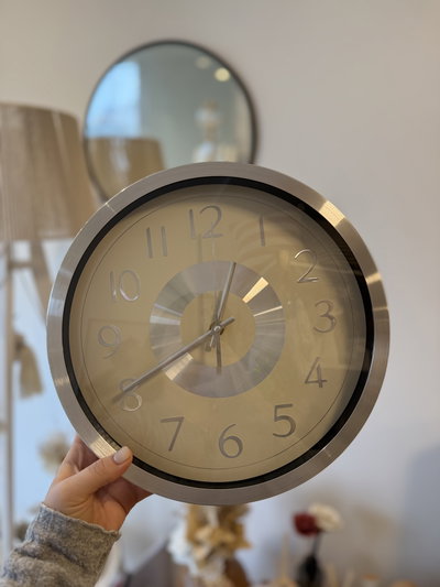 Reloj con marco plateado 