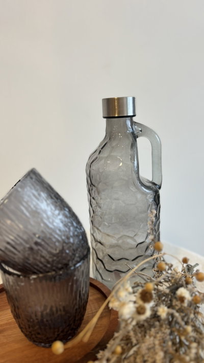 Botella labrada con manija