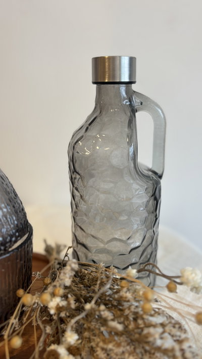 Botella labrada con manija