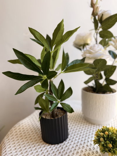 Planta artificial con maceta negra 