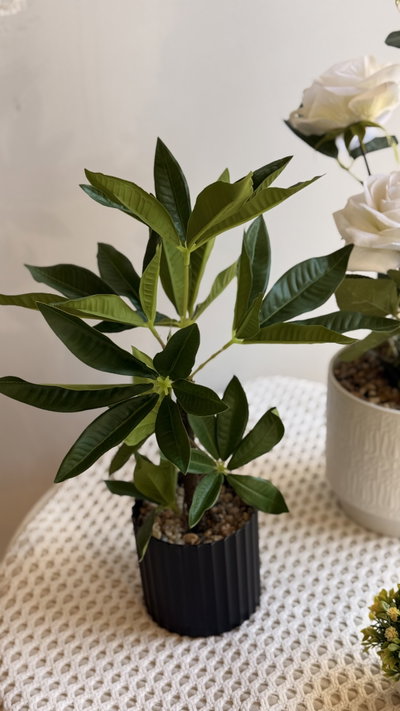 Planta artificial con maceta negra 
