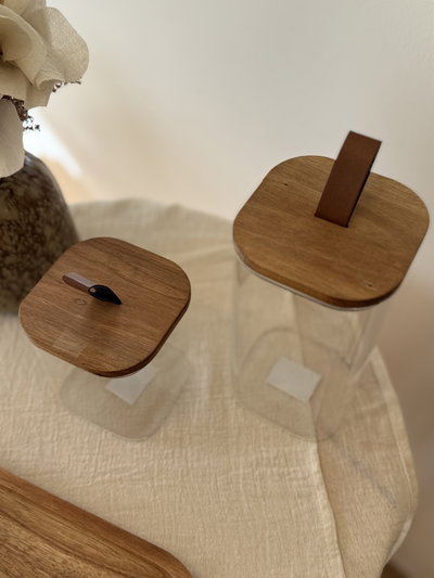 Frascos con tapa de madera oscura