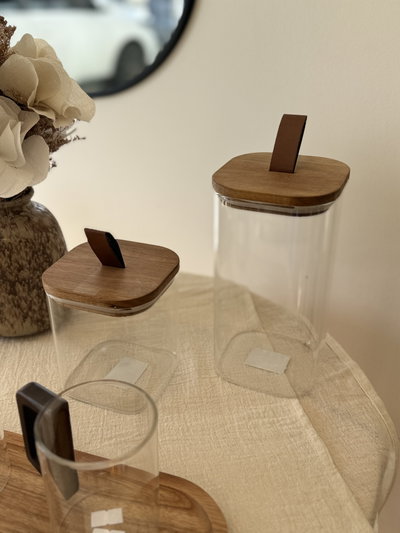 Frascos con tapa de madera oscura
