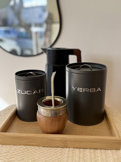 Latas de azúcar y yerba gris