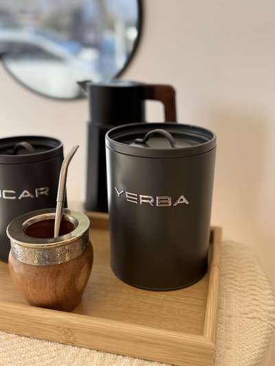 Latas de azúcar y yerba gris