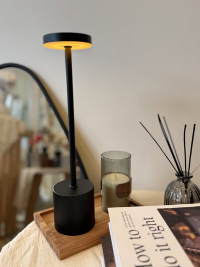 Lámpara led ‘Negra’ con usb 