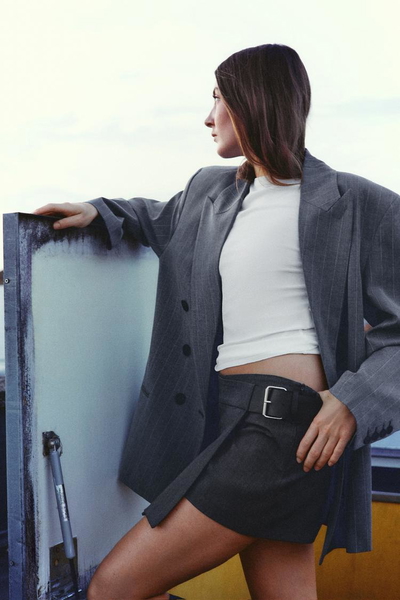Conjunto femenino gris con blazer oversize y mini falda con cinturón