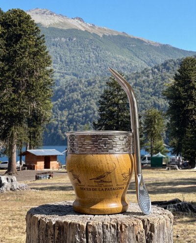 Mate de algarrobo macizo con virola de alpaca y grabado  