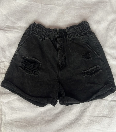 Short negro con roturas Forever 21