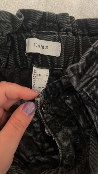 Short negro con roturas Forever 21