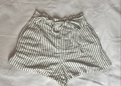Short blanco a rayas