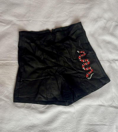 Short de símil cuero con dibujo de víbora