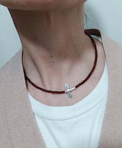 Collar libélula bordo