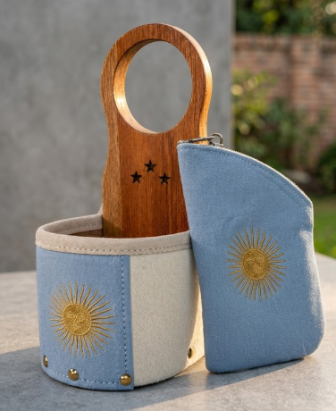 MATERA DE PELO CUERO ARGENTINA - CON MANIJA A TIENTO, SOL BORDADO Y YERBERO BORDADO