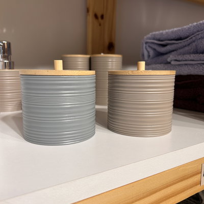 Frasco organizador para baño rayado con tapa de bamboo
