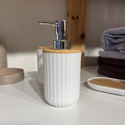 Dispenser blanco rayado con bamboo