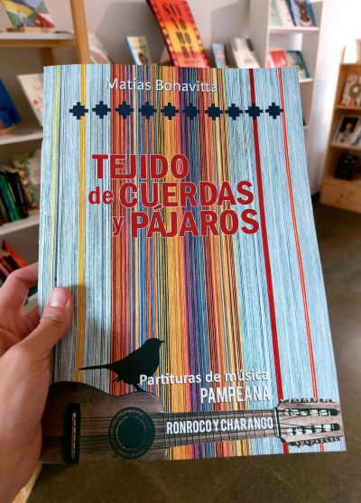 Tejido de cuerdas y pájaros