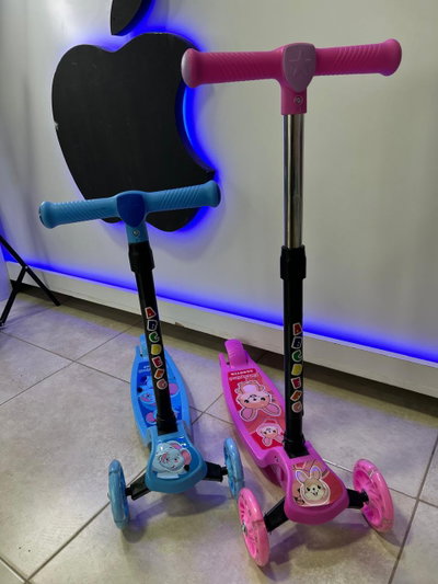 Monopatín Infantil de 3 Ruedas con Luces LED