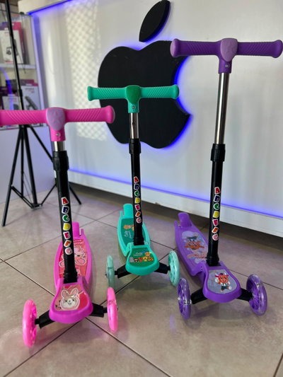 Monopatín Infantil de 3 Ruedas con Luces LED