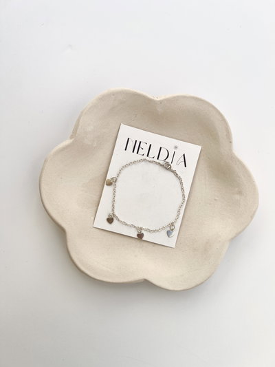 Pulsera colgante de corazones 
