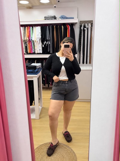 SHORT DE JEANS RIGIDO GRIS CON MEDIO ELASTICO EN CINTURA 