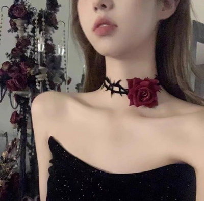 Chocker Rose Spine