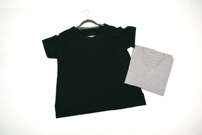 Remera mujer escote V con tajos laterales algodón peinado 24.1