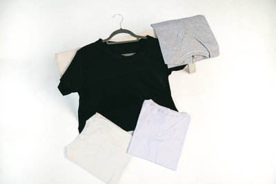 Remera mujer escote V con tajos laterales algodón peinado 24.1