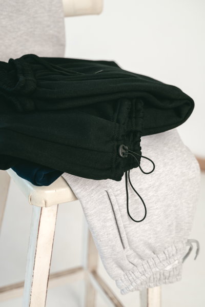 Jogger adulto friza invisible con cordón en botamanga