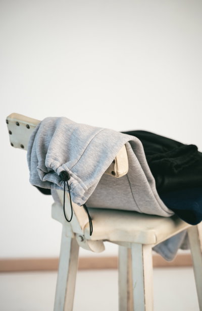Jogger adulto friza invisible con cordón en botamanga