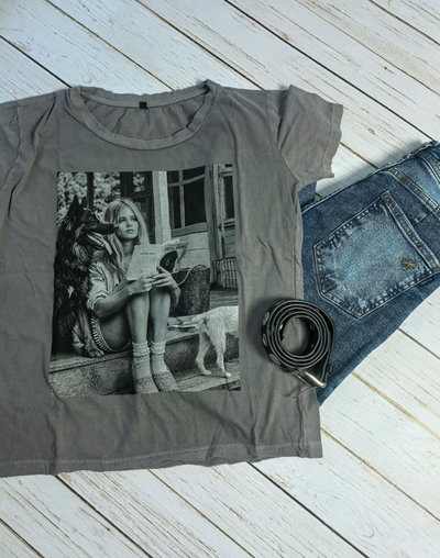 remera perro y lectura gris claro