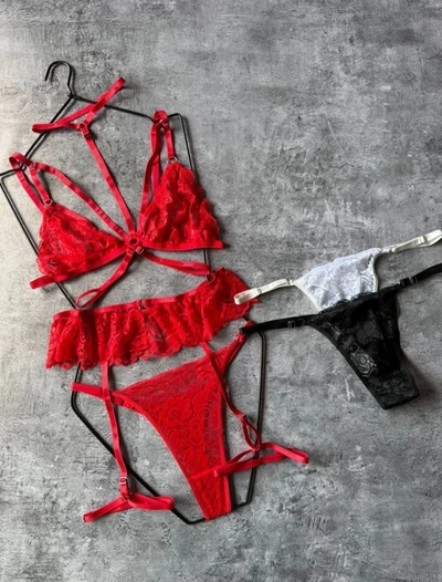 CONJUNTO DE ENCAJE CON ARNES INCLUIDO