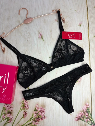 CONJUNTO DE ENCAJE AVRIL KAURY SIN RELLENO