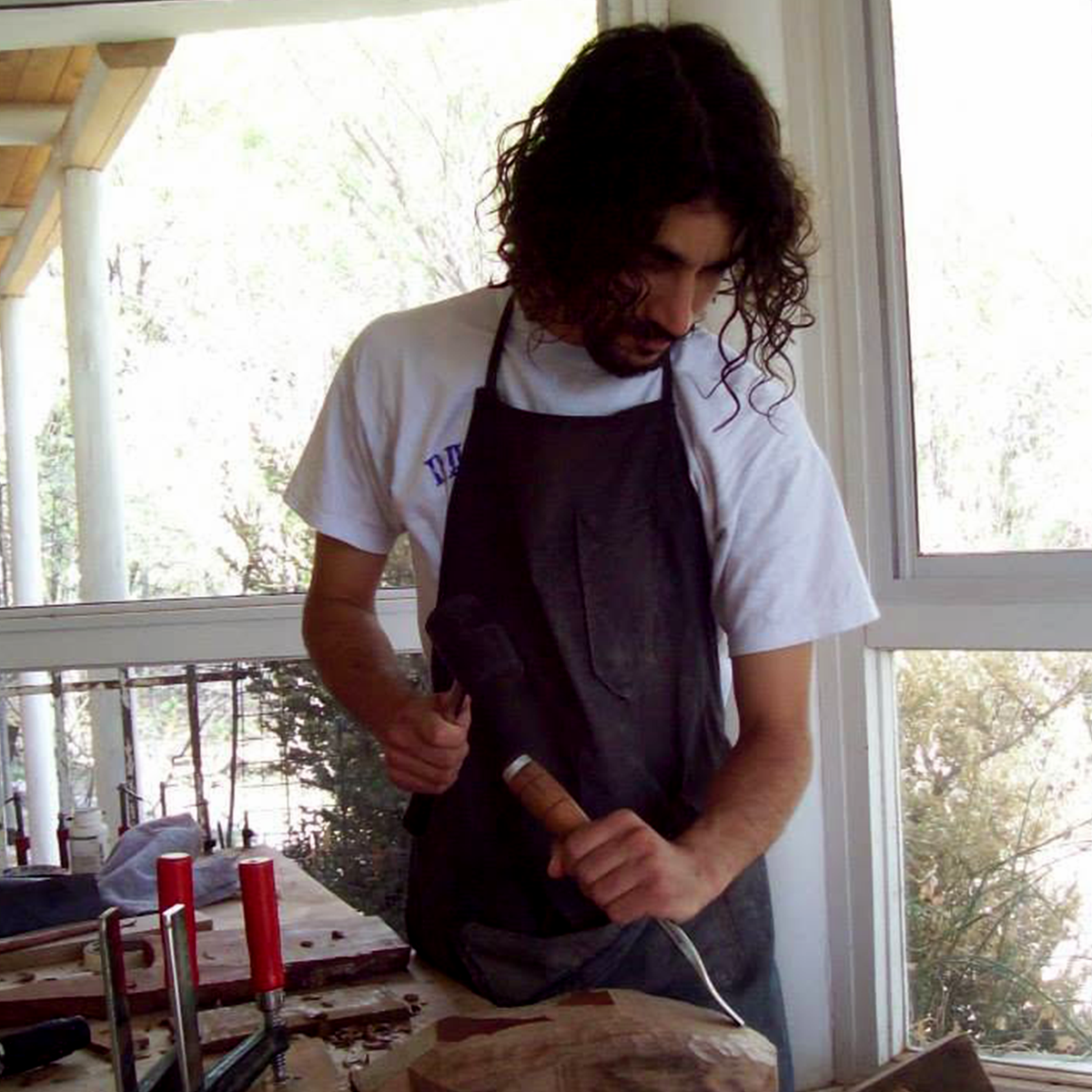 Sacha, artesano y luthier tallando un charango