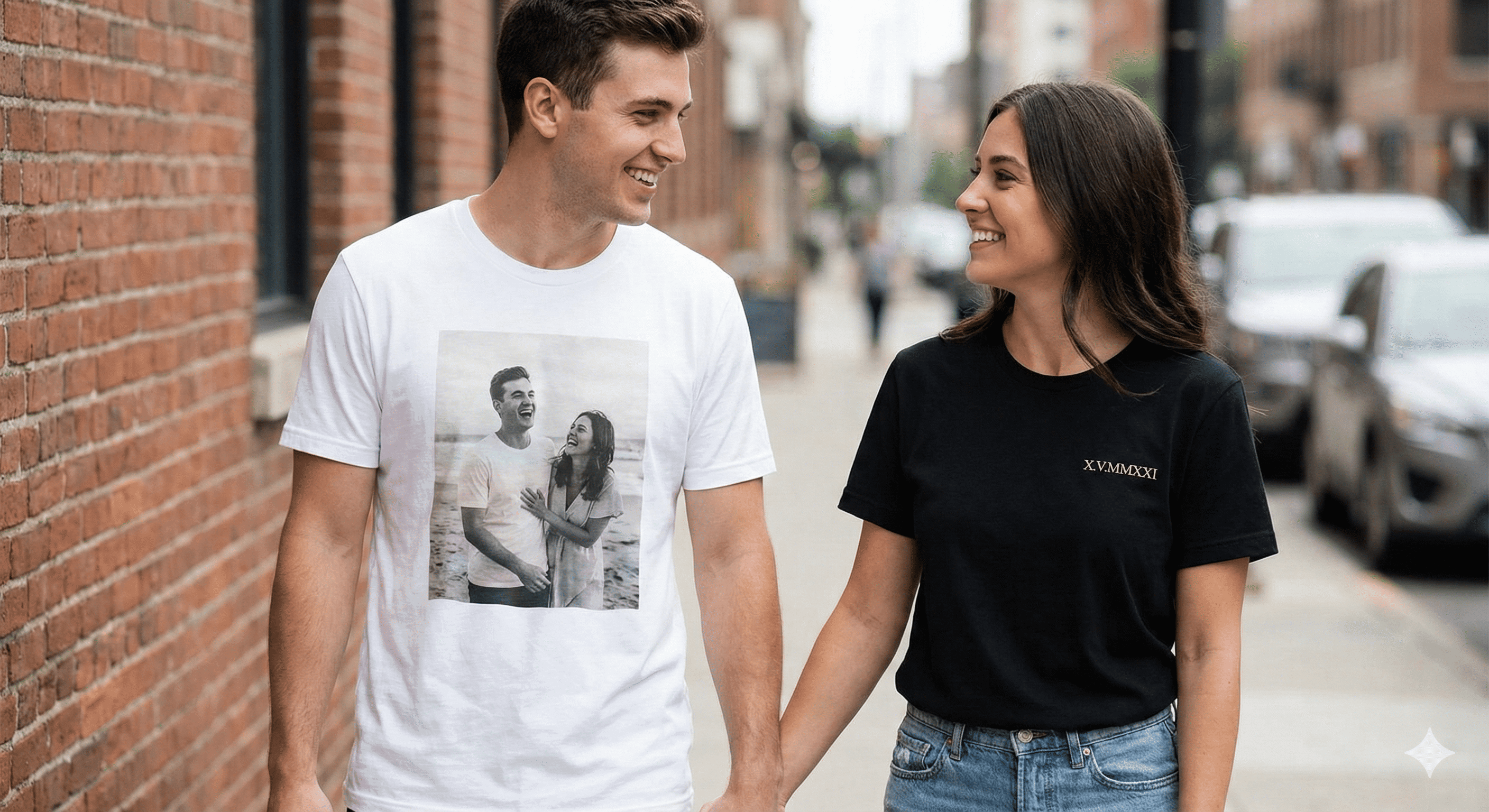Novios usando remeras personalizadas blancas y negras con fotos y fechas románticas