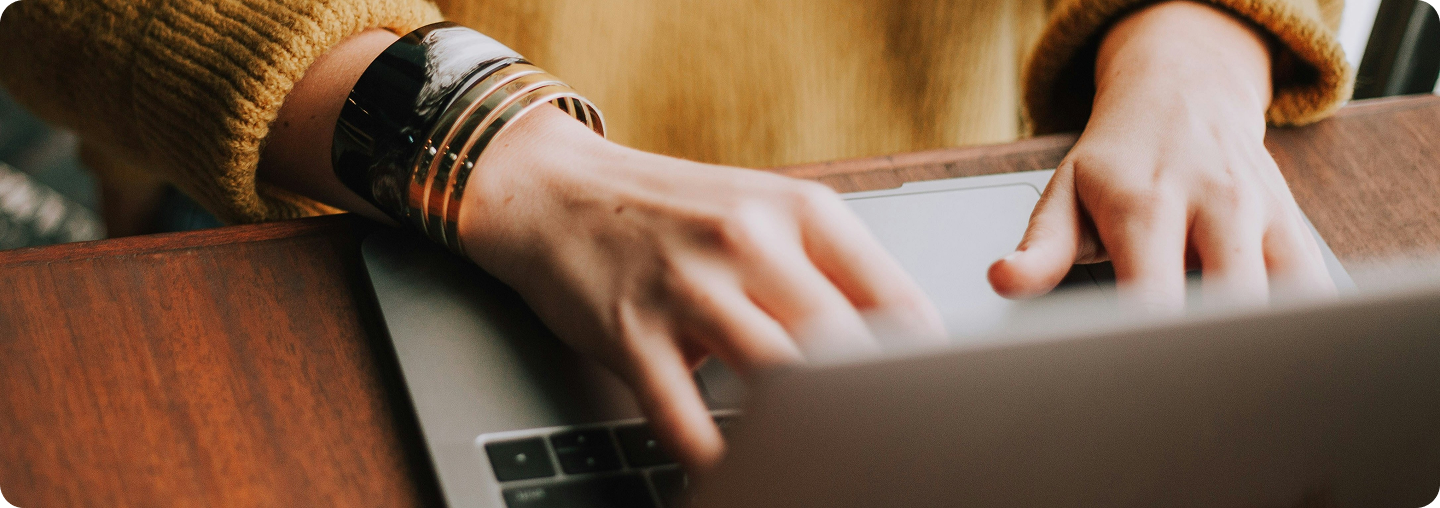 Chica comprando accesorios online